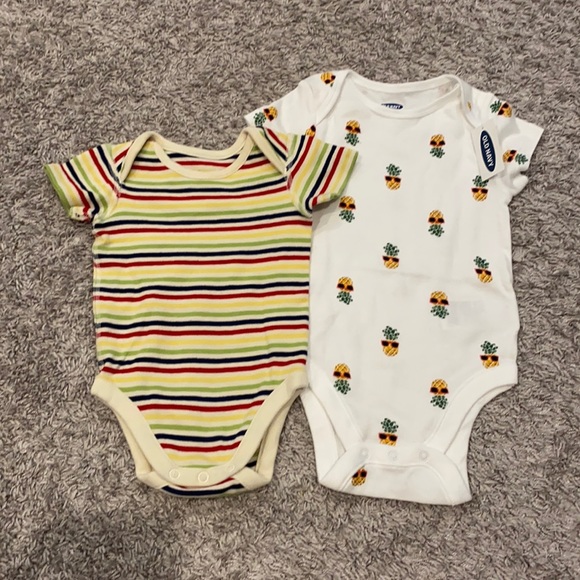 Set of 2 onesies - Picture 1 of 3